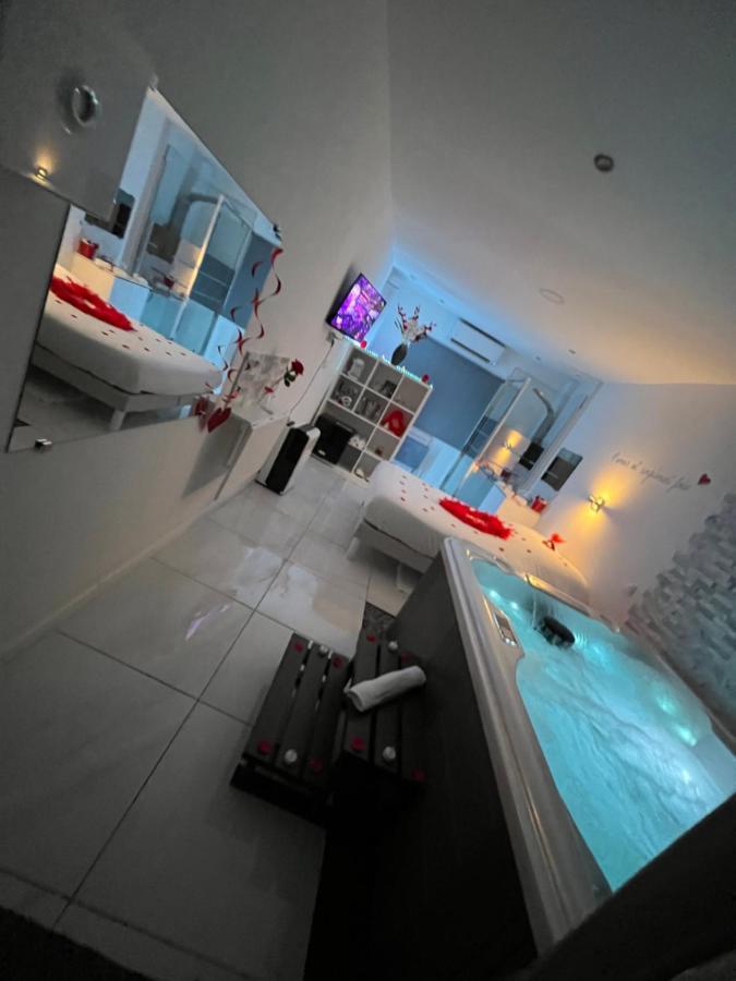 Love Room Avec Spa Privatif Le Rove Exterior photo